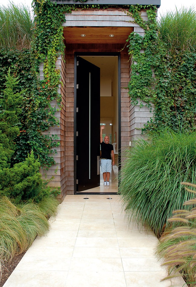 Дизайнер Бенджамин НорьегаОртис позирует у входной двери.