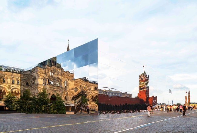 ГУМ празднующий в этом году свое 120летие Кремль Исторический музей и собор Василия Блаженного отражались в стенах куба...