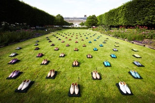 Одним из элементов показа коллекции Berluti весналето 2013 стала выставка обуви на газоне парижского ПалеРояль.