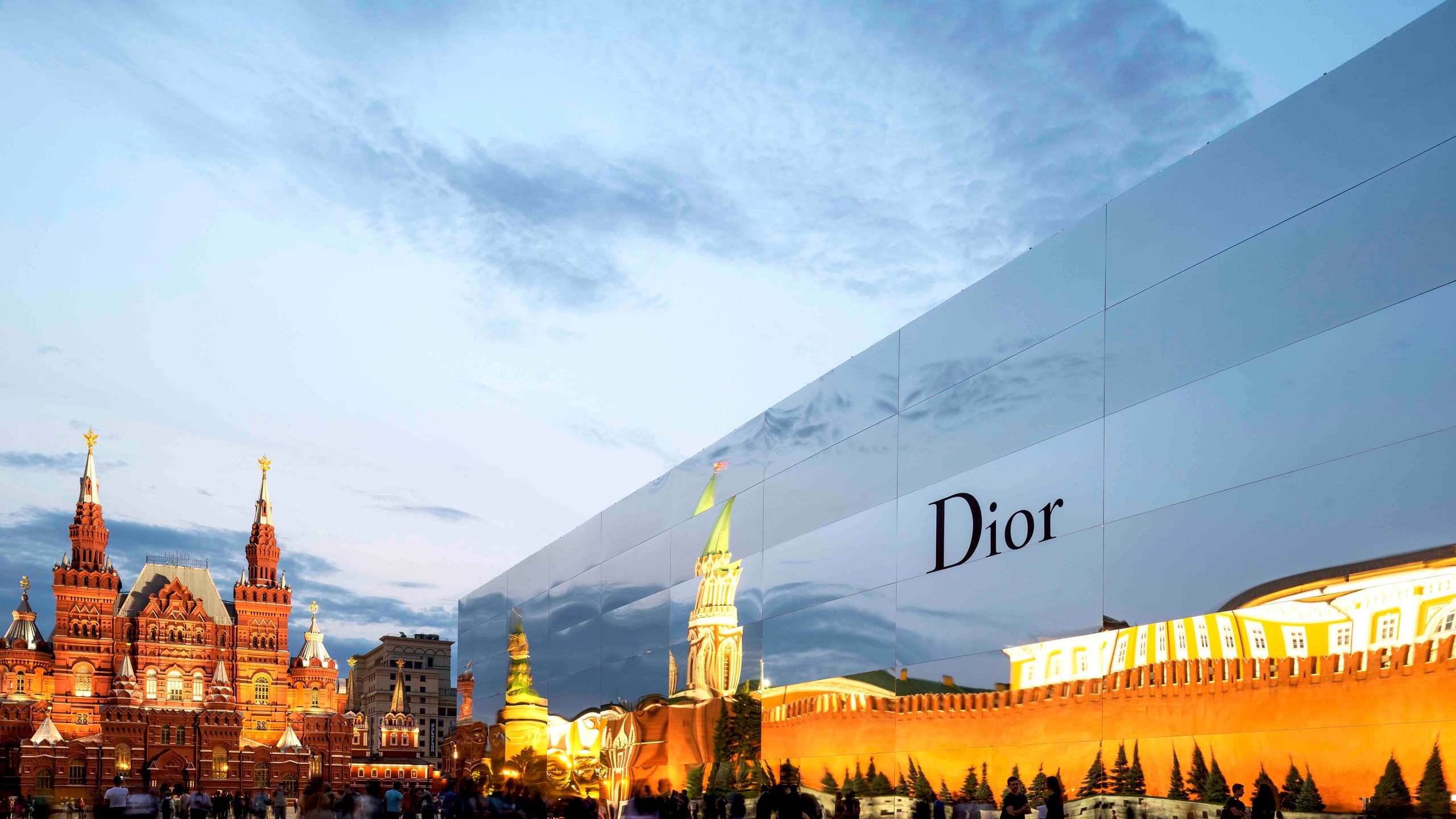 Зеркальный куб Dior на Красной площади