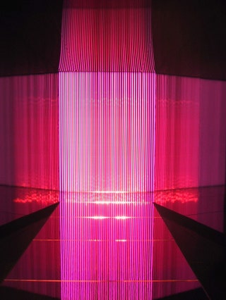 Коллекцию John Galliano оcеньзима 20012002 показывали в черном туннеле с неоновой подсветкой.