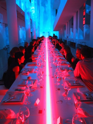 Для презентации мужского аромата Jil Sander Sun в ­Музее современного искусства в Барселоне был спроектирован стол...