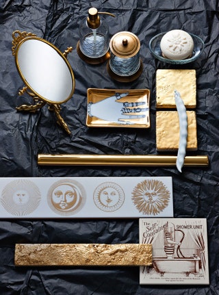 Слева направо набор аксессуаров для ванной стекло металл Emile Marqu 8960 руб. плитка Via Del Lustro керамика золото...