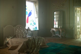 Кровать дерево Roche Bobois €3762 на кровати — ткань Marie Antoinette шелк хлопок Mtaphores €820 за метр люстра металл...