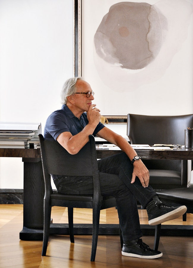 Дизайнер Кристиан Лиэгр в своем кабинете.