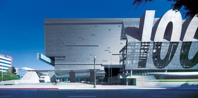 Офисное здание Caltrans в ЛосАнджелесе Том Мейн построил в 2004 году. Огромная цифра “100” на фасаде пожалуй самый...