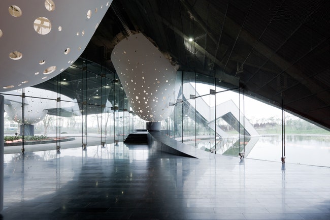 Общий вид и интерьер вестибюля штабквартиры компании Giant Interactive Group в Шанхае. Том Мейн построил его в 2010...