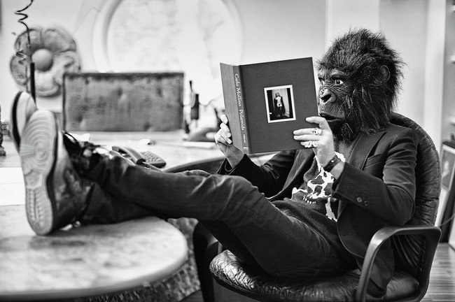 Фабио Новембре в своей миланской студии с маской гориллы на голове. Портрет сделан Сеттимио Бенедузи.