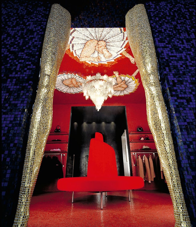 Лондонский бутик Blumarine построенный Новембре в 1994 году заложил основу его славы.