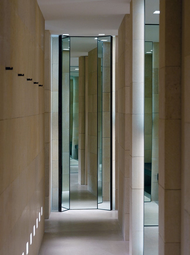 Фрагмент интерьера бутика Giorgio Armani в Париже .