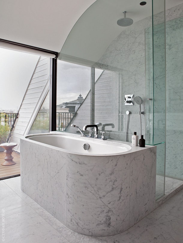 В ванной использован каррарский мрамор. Душ и смесители по дизайну Антонио Читтерио для Hansgrohe.