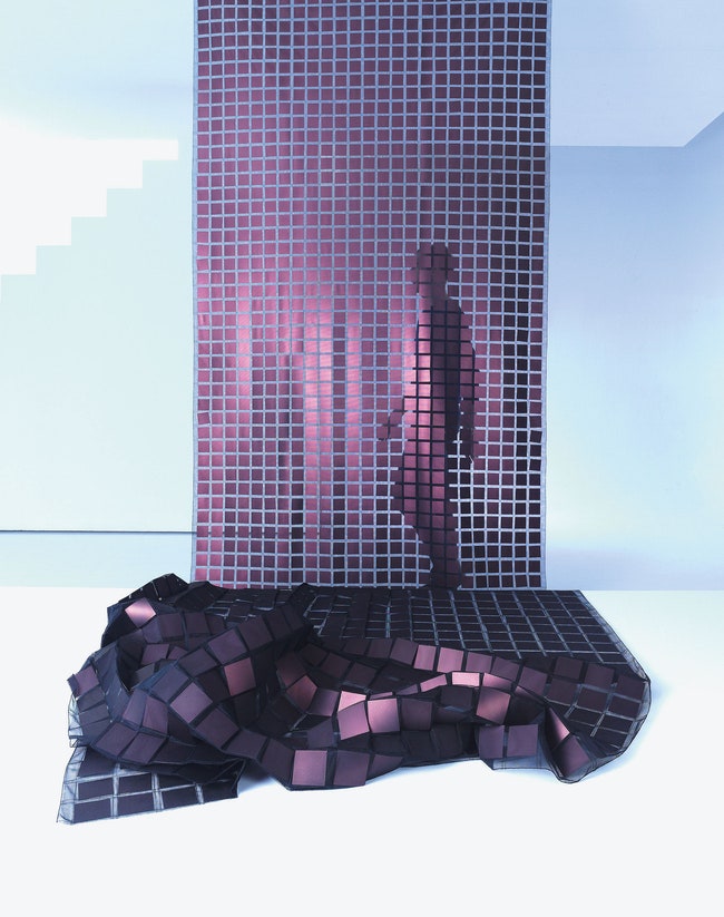 Ткань Fold Sahco. 3Dэффект достигается за счет того что между полотнами шелка зашиты полупрозрачные пластиковые квадратики