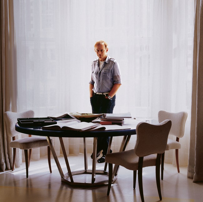 На этой фотографии Дэвид Коллинз  запечатлен в столовой своей квартиры в лондонском Челси — районе где всегда мечтал жить.