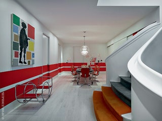 Игровая комната мальчиков. Красные стулья винтажные по дизайну Гидеона Крамера. Стол из нержавеющей стали.Светильник...