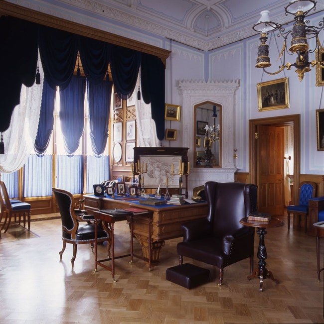 Синий кабинет Алексан­дра II с рабочим столом императора. Окно выходит в сад за спиной у хозяина кабинета Балтийское...