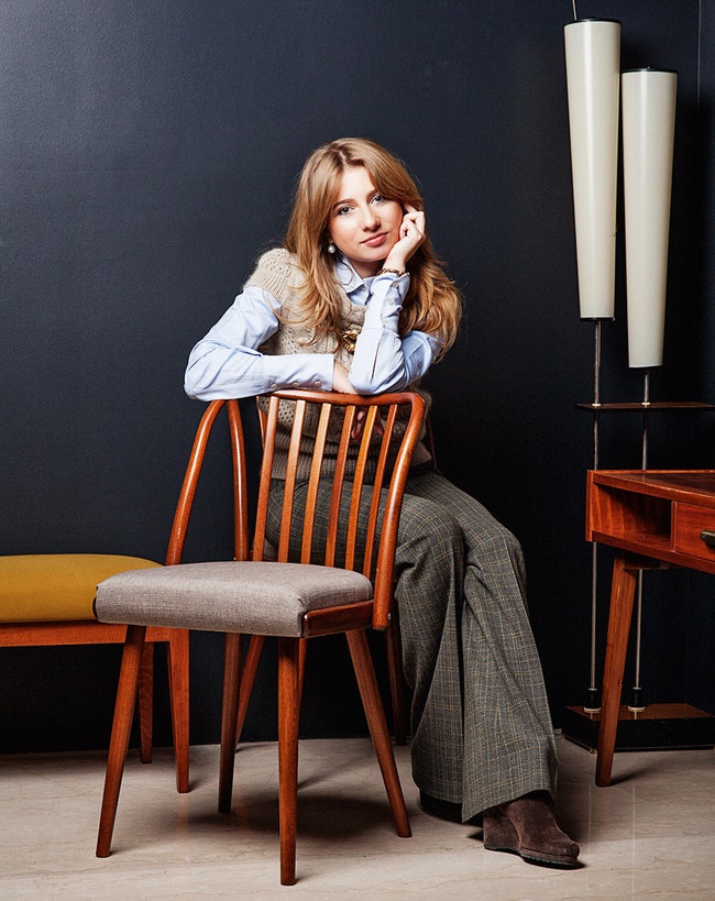 Кристина Краснянская хозяйка “Международной артгалереи Heritage” в окружении советской мебели 19601970х годов.