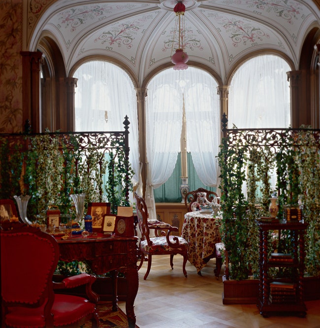 Кабинет императрицы Марии Александровны выходил в цветущий сад был оклеен обоями с изображением цветов и имел ширмы...