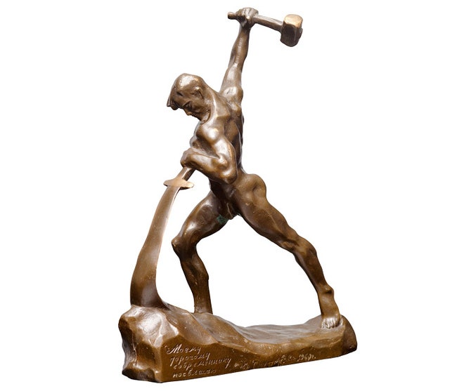 Скульптура “Перекуем мечи на орала” скульптор Евгений Вучетич 1960е годы 32 000.
