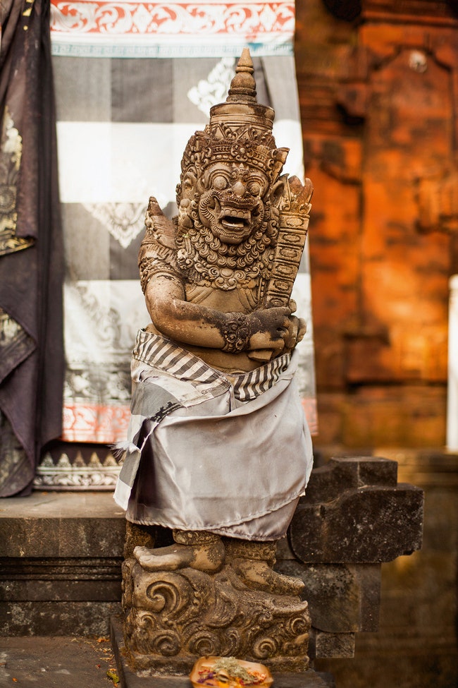 Статуя демона обернутая защитной тканью поленг