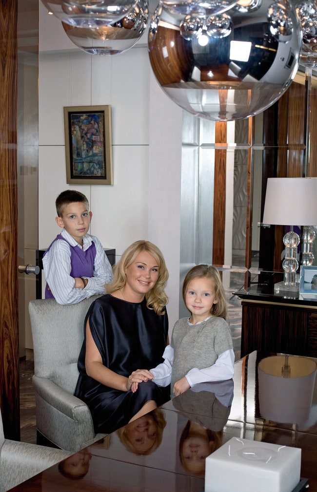 Хозяйка квартиры Ирина Михайлова с сыном Владом и дочерью Лерой.