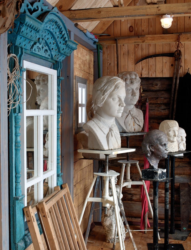 Перед входом в баню выставлены скульптурные работы хозяина дома.