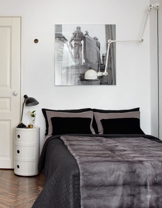 Спальня. Белая лампа Jielde дизайнер ЖанЛуи Демек Франция 1950е. На кровати — покрывало из меха норки “голубой ирис”...
