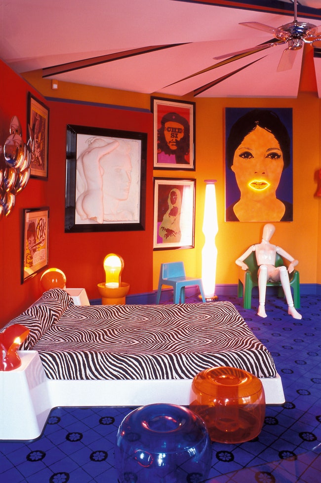 Спальня в квартире антикварного дилера Билла Паллота Париж