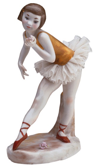 “Балерина с розой” 1957. Основой юбочки послужило настоящее кружево его залили фарфором и отправили на обжиг. В итоге...