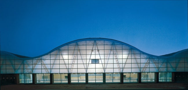 Дворец спорта в Палафолсе  Исодзаки построил в 1996 году. Специально для работы над этим проектом входящим в комплекс...
