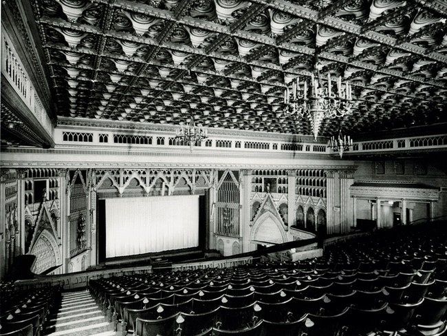 В конце 1920х в Тутинге не было ни большого кинотеатра ни театра ни мюзикхолла. “Гранада” восполнила все эти недостатки...