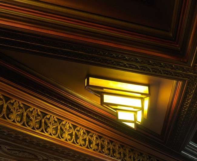 Светильники под балконом — чуть ли не единственный элемент интерьера “Гранады” сделан­ный в стиле ардеко а не ложной готики.