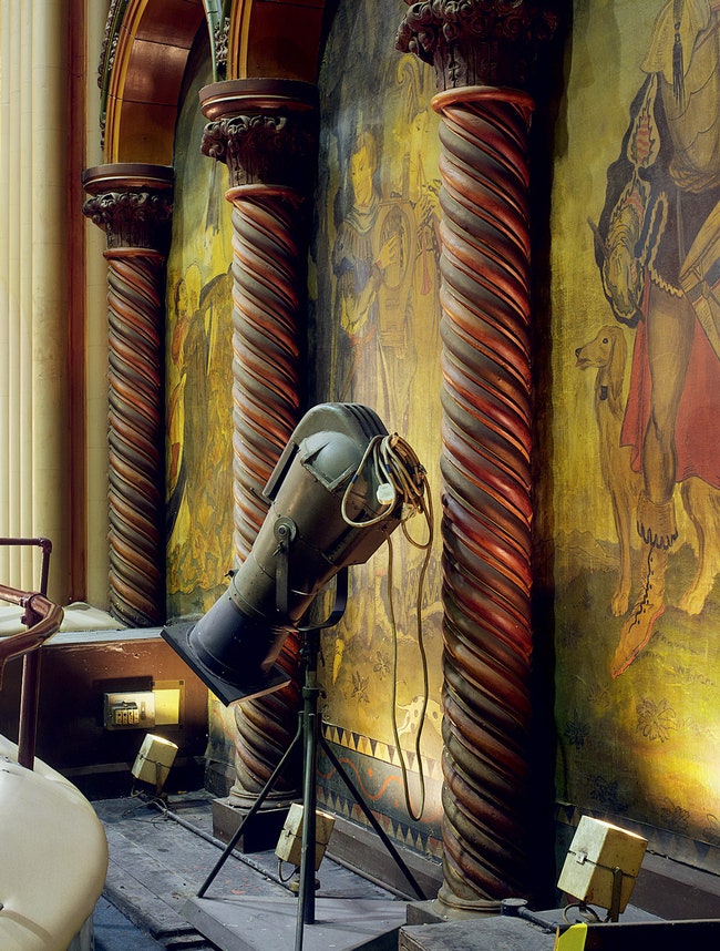 В интерьере кинотеатра ­царит эклектика французские фрески Александра Джонстона на балконе разделяют колонны в...