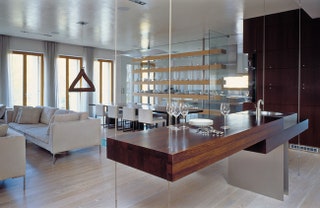Третий уровень — это гостиная с диванами от BB Italia столовая и кухня отделенная стеллажом и раздвижными стеклянными...