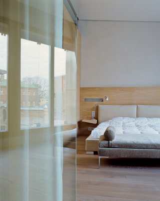 Вид из ванной в спальню. Кровать дизайнер Антонио Читтерио Maxalto.