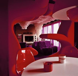 Гостиная базельской квартиры Вернера Пантона. В кадре — мягкая мебель “Жилая башня” и “Волна” 1969.