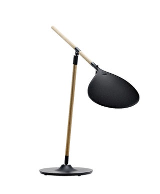 Настольная лампа Paddle  Fabbian из дерева и алюминия  и эскизы к ней которые  показывают ход мысли дизайнера  от весла...