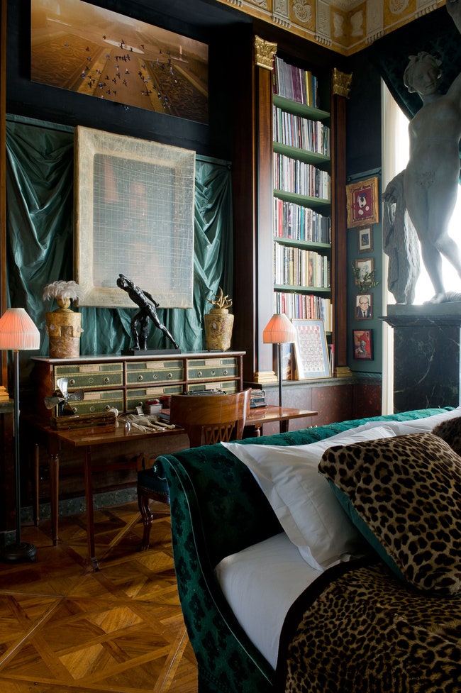 Жак Гарсия показал свою квартиру в Париже оформленную в стиле ампир фото интерьеров