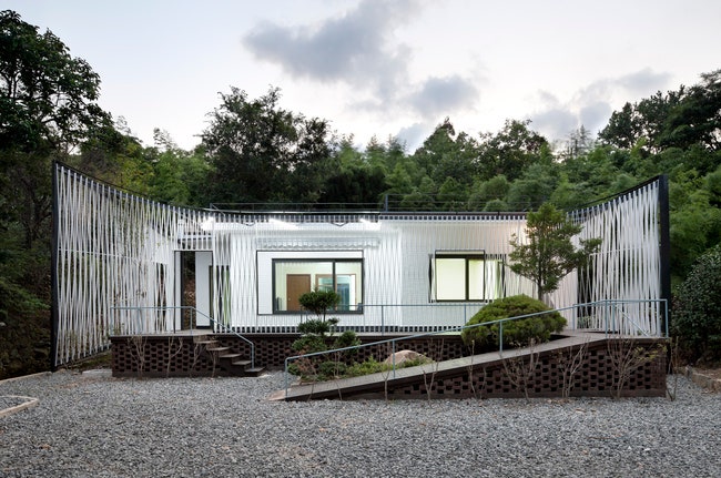 Дачный дом за декоративной ширмой в Южной Корее от JOHO Architecture | Admagazine