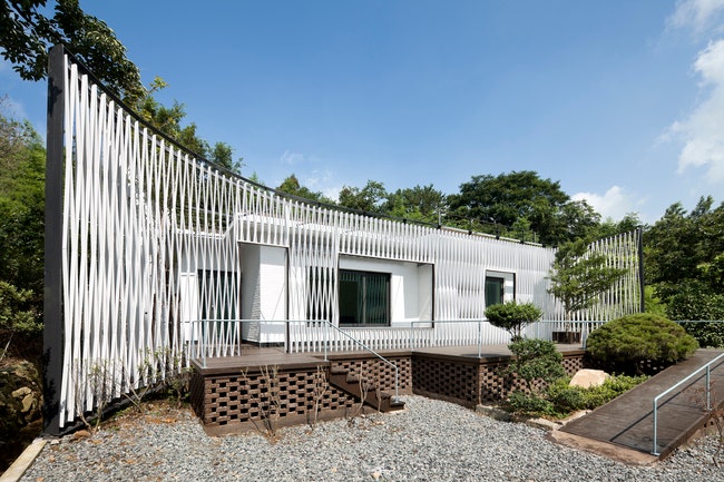 Дачный дом за декоративной ширмой в Южной Корее от JOHO Architecture | Admagazine
