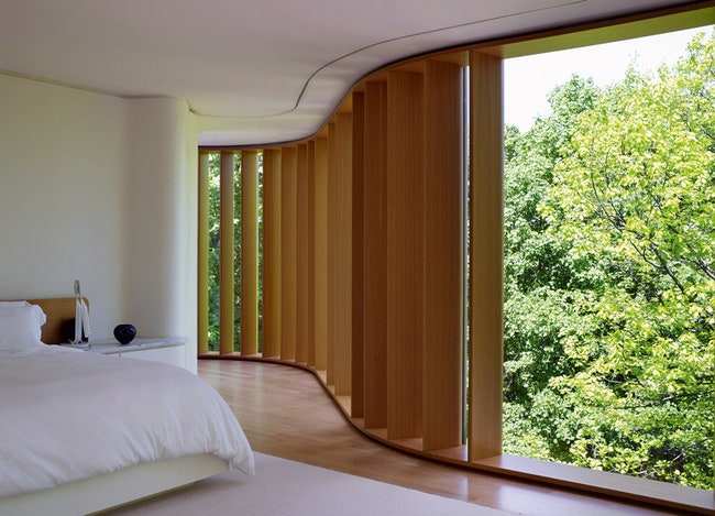 Хозяйская спальня расположена на верхнем этаже. Она залита естественным светом а из окон видны верхушки деревьев.