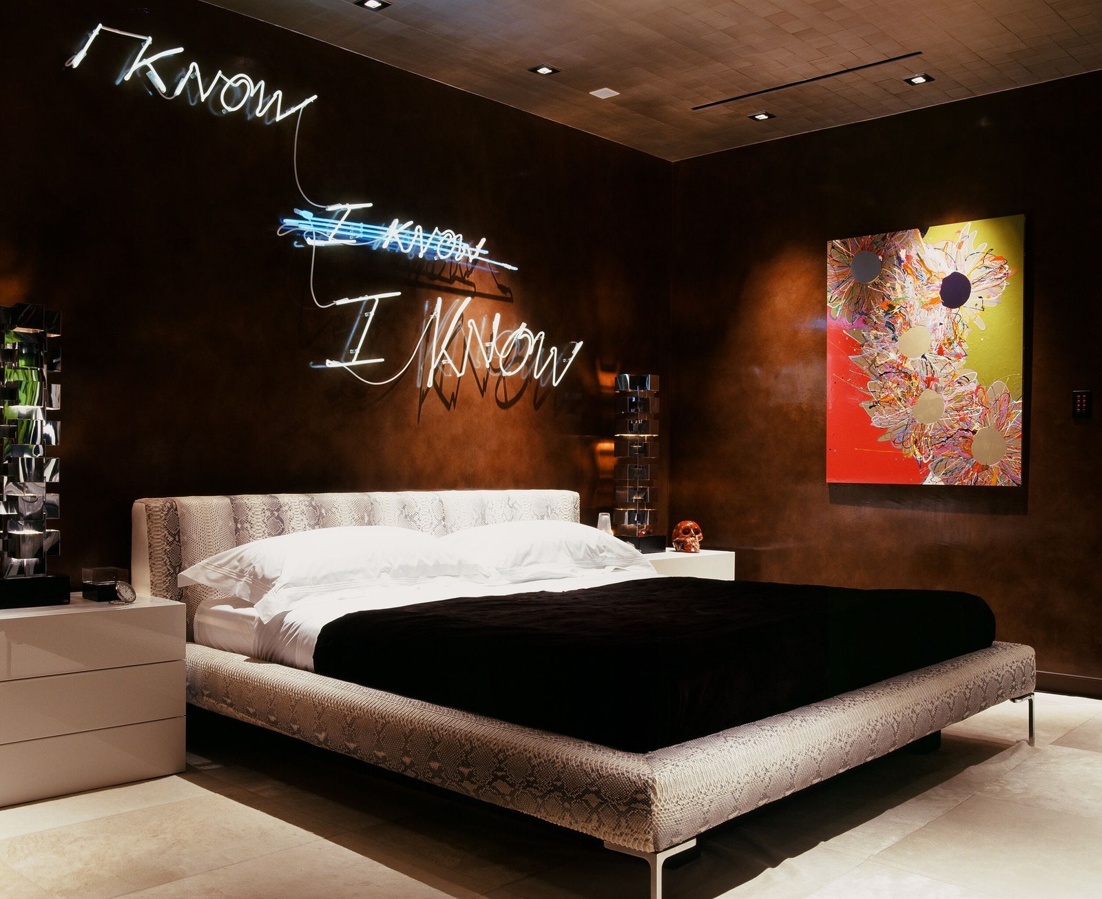 Спальня в лосанджелесском пентхаусе Элтона Джона. “Хорошая художественная инсталляция над кроватью — это очень...