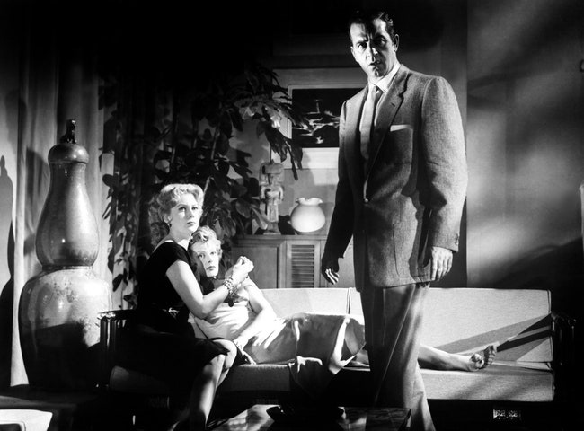 Детективнуар “Немного алого” 1956 года — последний фильм Полглейса