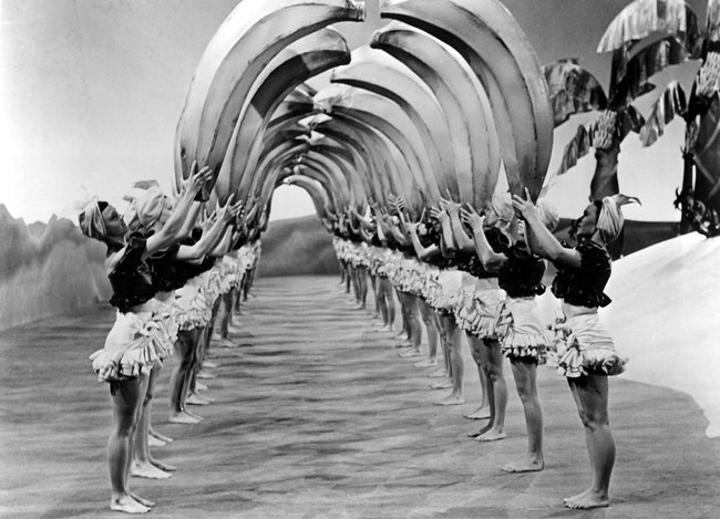 Дуэт Астера и Роджерс распался в 1939м но компания RKO продолжала снимать мюзиклы — например “Танцуй девочка танцуй” 1940