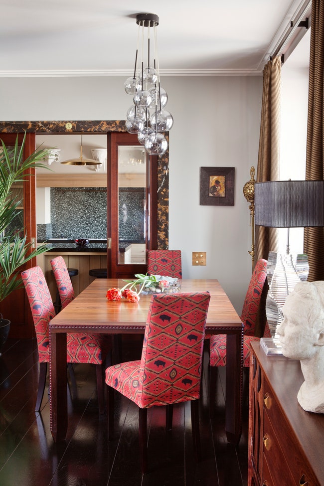 Столовая. Стол Jeffrey Greene стулья из Италии переобитые в Москве тканью Kravet. Кухня De Menagerie.