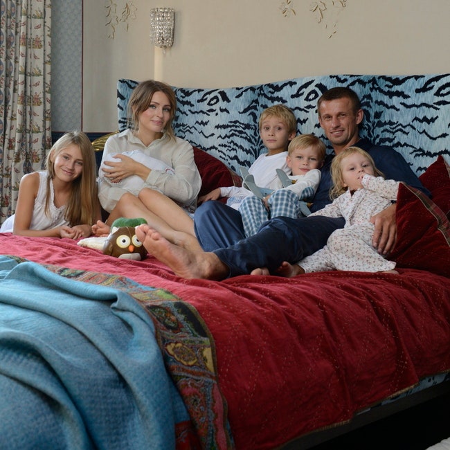 Вся семья собралась в спальне родителей. Слева направо Майя Аня с Саввой на руках Семен Ваня Сергей и Варя. Кровать...