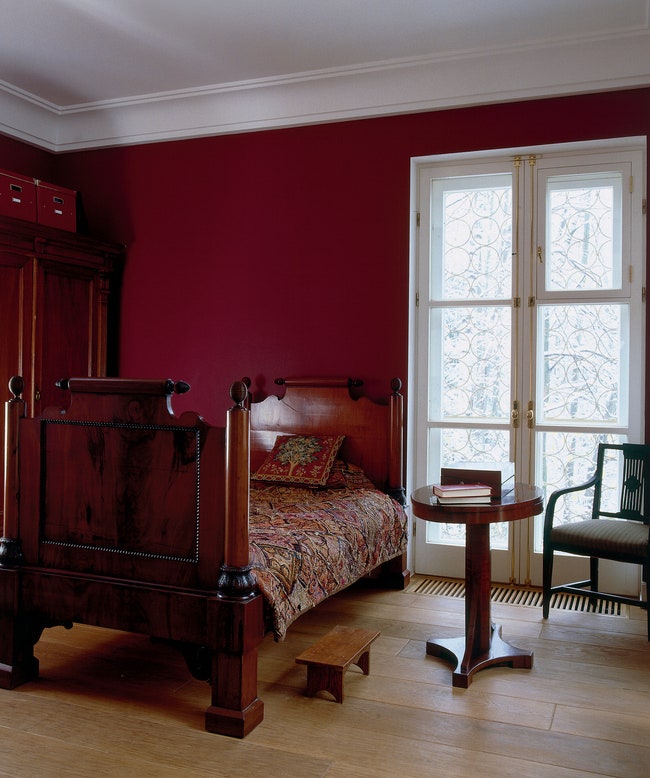 В маленькой “мужской” спальне стоит кровать красного дерева. По семейной легенде она принадлежала Олениным друзьям Пушкина.