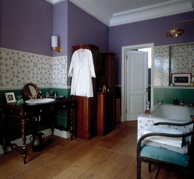 Попасть в ванную можно и из коридора и из гардеробной которая примыкает к спальне хозяев.