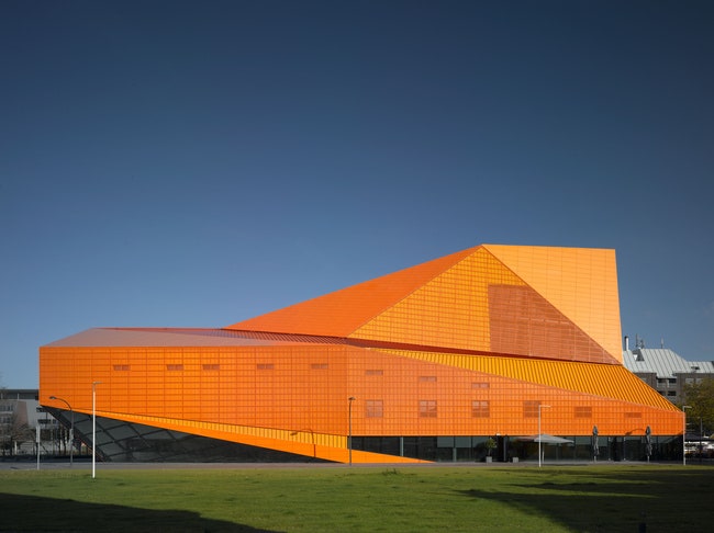 Здание театра Agora в голландском городе Лелистад построено в 2007м по заказу муниципальных властей. Сложная структура...