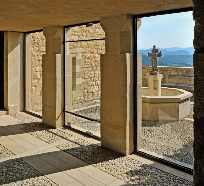 Оконные проемы в старинной кладке были расширены — архитектор хотел “впустить в дом” живописные пейзажи Прованса.