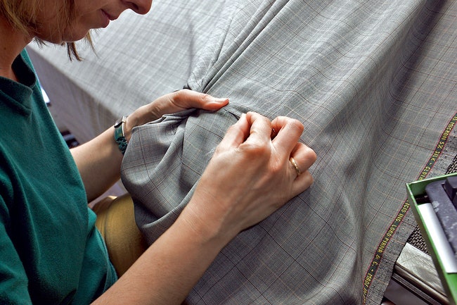 Работницы просматривают каждый сантиметр тканей поправляя если ­требуется непос­лушные нити